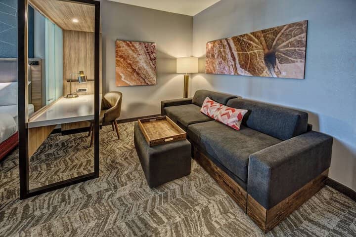 Room 10 of 28