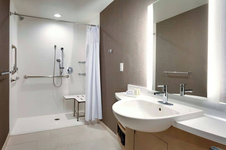 Room 10 of 28